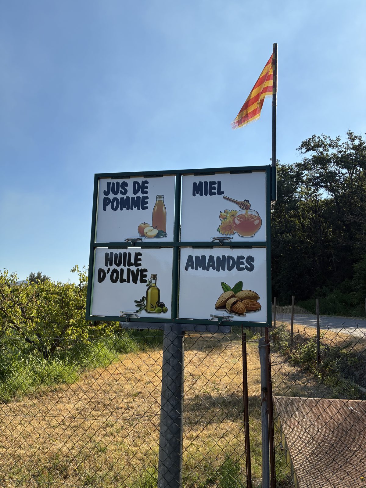 L'entrée de l'exploitation : le panneau au drapeau catalan, route de Corbère
